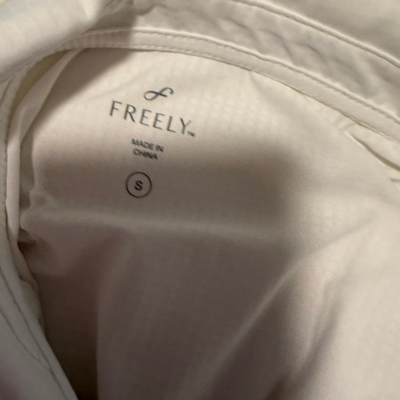 White Fitted Polo Tank Top with Buttoned Neckline - Picture 4 of 7